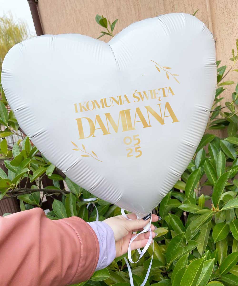 Balon z imieniem na komunię - dekoracja sali