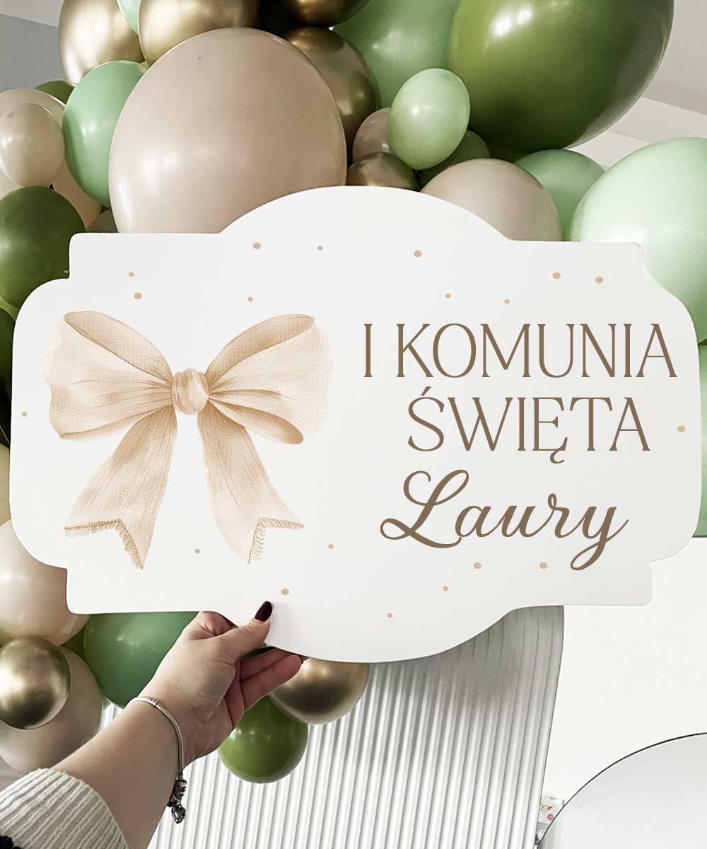 Urocza i elegancka dekoracja, która w piękny sposób podkreśli uroczystość Pierwszej Komunii Świętej. Tabliczka wykonana z lekkiej płyty PCV z trwałym nadrukiem UV, ozdobiona delikatną beżową kokardą i personalizacją – imieniem dziecka.